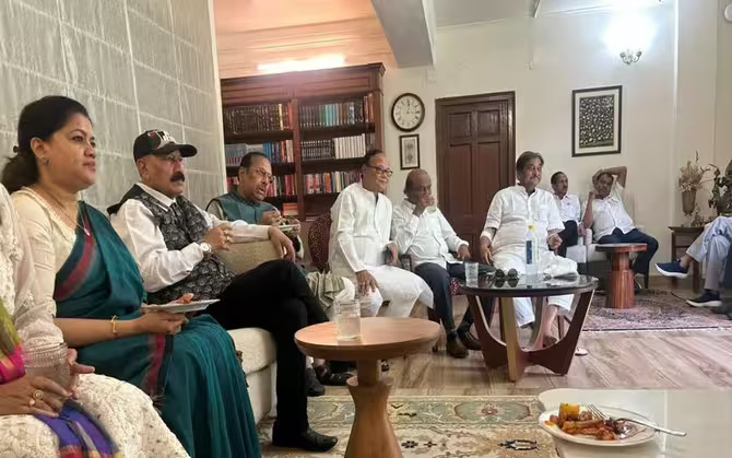 দিল্লিতে কেন্দ্রীয় মন্ত্রীর বাড়িতে তৃণমূল সাংসদদের ‘বিদ্রোহী’ বৈঠক, জোড়াফুল শিবিরে আরও ভাঙনের জল্পনা