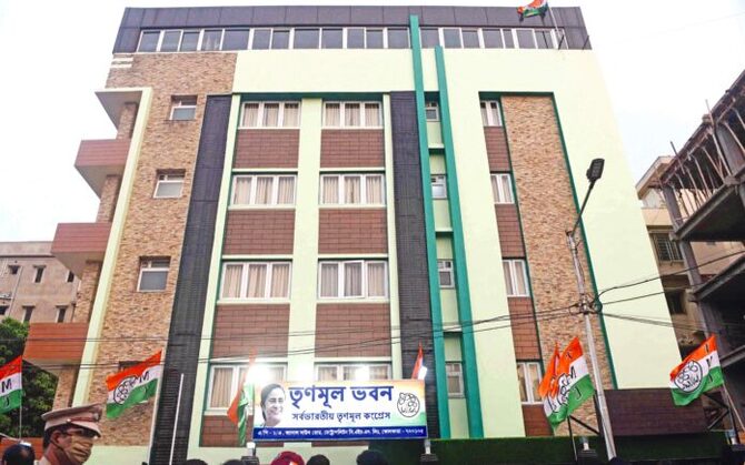 ভাঙনের আবহে ‘তৃণমূল ভবন’ খালি, বাইপাসের দলীয় কার্যালয়ের দখল নিলেন বাড়ির মালিক