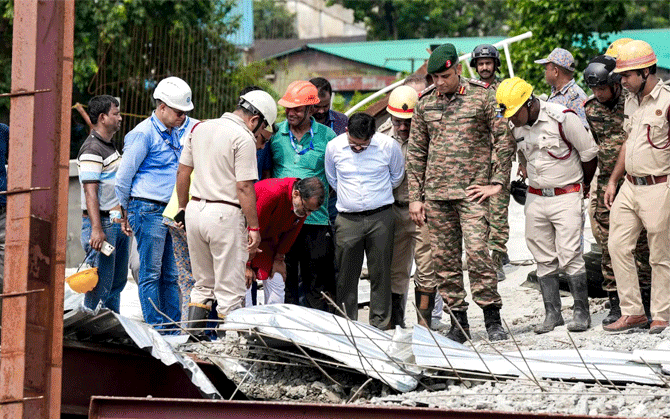 তারাতলা বিপর্যয়ে উদ্ধার ৩১, মৃতের সংখ্যা বেড়ে ১৭ । চতুর্থ দিনেও ধ্বংসস্তূপে চলছে জীবনের খোঁজ, তদন্তে এসআইটি
