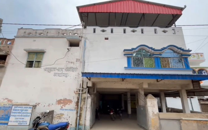 লাগামছাড়া দুর্নীতির অভিযোগ, ভাল্যগ্রাম পঞ্চায়েতের গেটে তালা