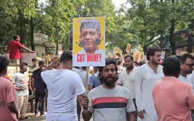 বিধানসভার বিরোধী ডেপুটি লিডার সন্দীপন সাহার বাড়ির সামনে বিক্ষোভ, দুর্নীতির অভিযোগে সরব পদ্ম শিবির