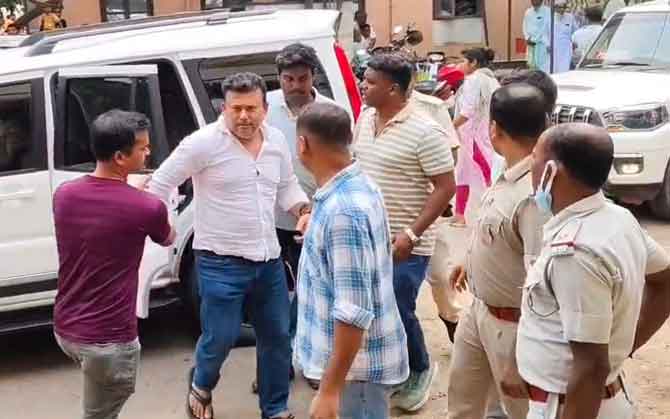 দুর্নীতির অভিযোগ, বেঙ্গালুরু থেকে ধৃত টাকি পুরসভার ভাইস চেয়ারম্যান। ১৪ দিনের পুলিশি হেফাজতের নির্দেশ হাইকোর্টের