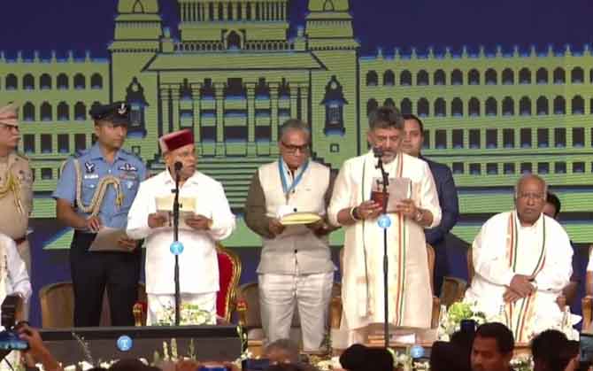 কর্নাটকের নতুন মুখ্যমন্ত্রী ডি কে শিবকুমার, উপমুখ্যমন্ত্রী পরমেশ্বর। ক্যাবিনেটে সিদ্ধারামাইয়ার পুত্র যতীন্দ্র-সহ ১২