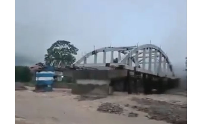টানা বৃষ্টিতে বিপর্যস্ত উত্তর ও দক্ষিণবঙ্গ, ভেসে গেল দুধিয়ার অস্থায়ী সেতু । বিচ্ছিন্ন শিলিগুড়ি-মিরিক যোগাযোগ, সকাল থেকে ভাসছে কলকাতা