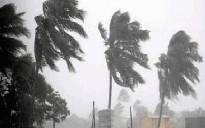 কালবৈশাখীর তাণ্ডবে বিপর্যস্ত কলকাতা-সহ দক্ষিণবঙ্গ, বজ্রবিদ্যুৎ ও ঝড়ে ভাঙল বহু গাছ; একাধিক জেলায় জারি কমলা সতর্কতা