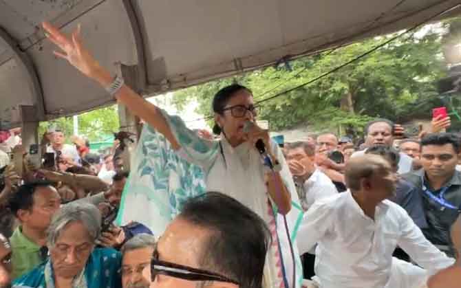 “বেঁচে থাকলে বিজেপি-কে সরাবই, আমাকে আটকানো যাবে না”: ওয়াই চ্যানেলের ধর্নামঞ্চ থেকে হুঙ্কার মমতার