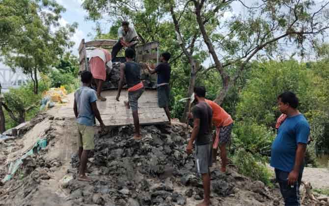 হিঙ্গলগঞ্জে রায়মঙ্গল নদীর বাঁধ সংস্কার শুরু