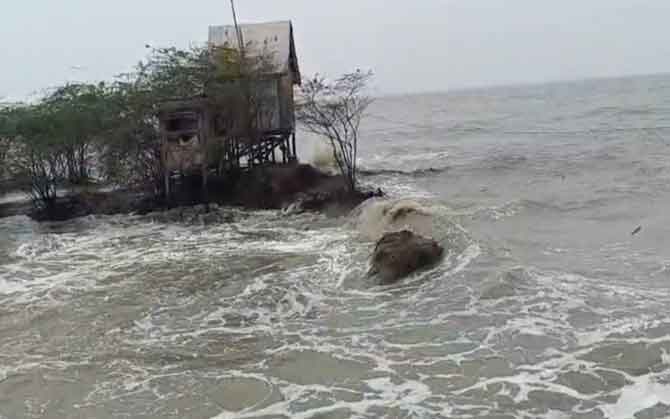 মৌসুনি দ্বীপে নদী বাঁধে ভাঙন, প্লাবনের আশঙ্কা নামখানায়