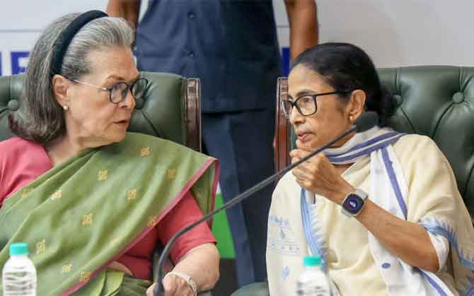 দুর্দিনে পুরনো বন্ধুর ‘হাত’ আঁকড়ে ধরার চেষ্টা মমতা-অভিষেকের ?