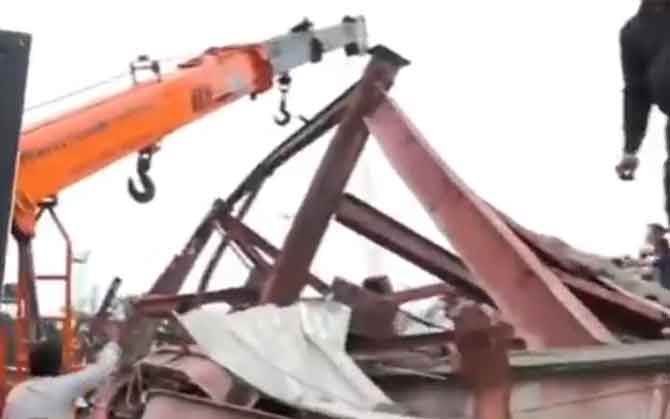 তারাতলায় ধ্বংসস্তূপে প্রাণের সন্ধানে গ্রাউন্ড পেনিট্রেটিং রাডার ব্যবহার সেনার । বাড়তে পারে হতাহতের সংখ্যা । গ্রেফতার গুদাম মালিক-সহ ৫