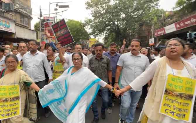 হকার উচ্ছেদের প্রতিবাদ, ধর্মতলায় পথে মমতা