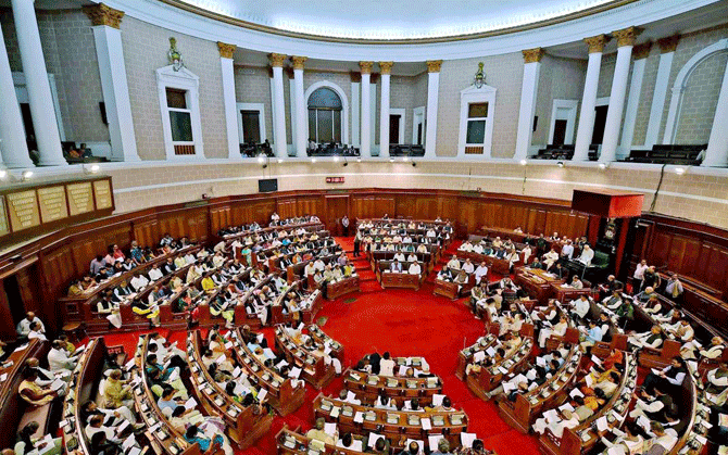 তৃণমূলে প্রকাশ্য বিভাজন ! বিধানসভায় ঋতব্রত শিবিরে ৩৮, কালীঘাটপন্থীদের আলাদা আসন; ‘বিদ্রোহী’ দলে ববিও