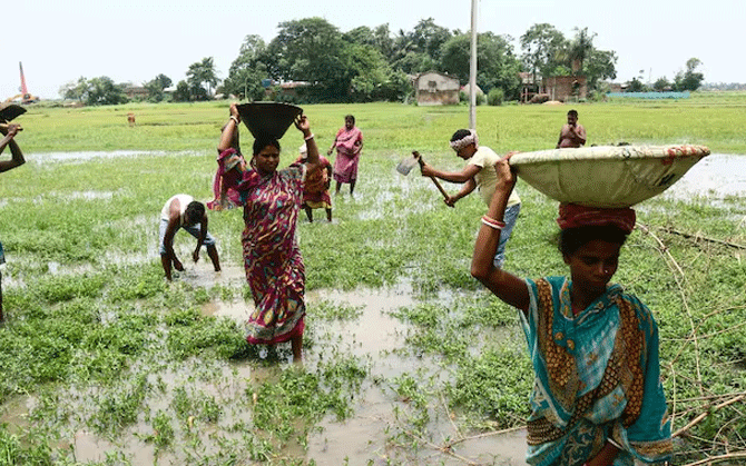 ১২৫ দিনের কাজের গতি বাড়াতে রাজ্য সফরে আসছেন কেন্দ্রীয় আধিকারিকরা, শুরু হচ্ছে বিশেষ প্রশিক্ষণ