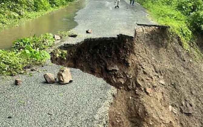 টানা বৃষ্টিতে বিপর্যস্ত উত্তরবঙ্গ, ভূমিধসে বন্ধ শিলিগুড়ি-সিকিমের ‘লাইফলাইন’ এনএইচ-১০ । দুর্ভোগে পর্যটক ও স্থানীয়রা