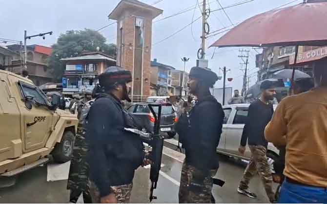 অনন্তনাগে টহলদারি বাহিনীর উপর জঙ্গি হামলা, নিহত এক কনস্টেবল । যৌথ বাহিনীর ব্যাপক তল্লাশি অভিযান