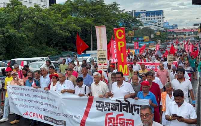 পুনর্বাসন ছাড়া উচ্ছেদ নয়: হকার ও রেলবস্তি রক্ষায় কলকাতায় বামেদের জোড়া মিছিল