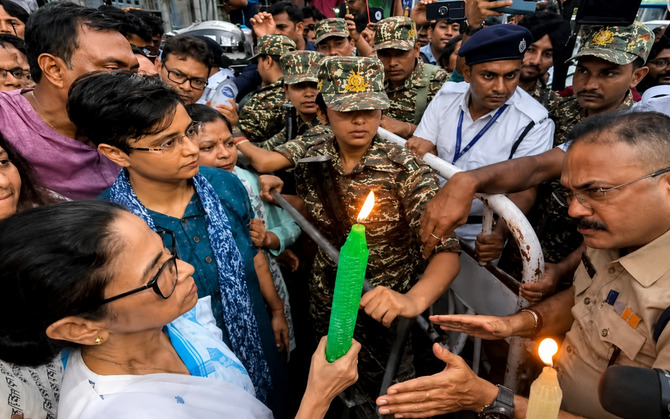 বারুইপুরের ঘটনার প্রতিবাদে রাজপথে মমতা