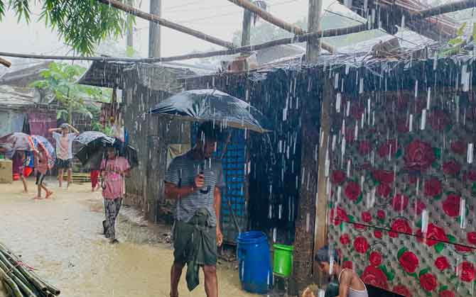 অবিরাম বৃষ্টি-পাহাড় ধসে বিপর্যস্ত বাংলাদেশ, বাড়ছে মৃত্যুমিছিল। জলবন্দি চট্টগ্রাম-টেকনাফ-কক্সবাজারে জারি ‘লাল সতর্কতা’