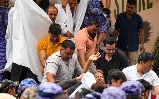 অনশন মঞ্চ থেকে সোনাম ওয়াংচুককে হাসপাতালে নিয়ে গেল পুলিশ, অনির্দিষ্টকালের অনশনে এবার অভিজিৎ দীপকে