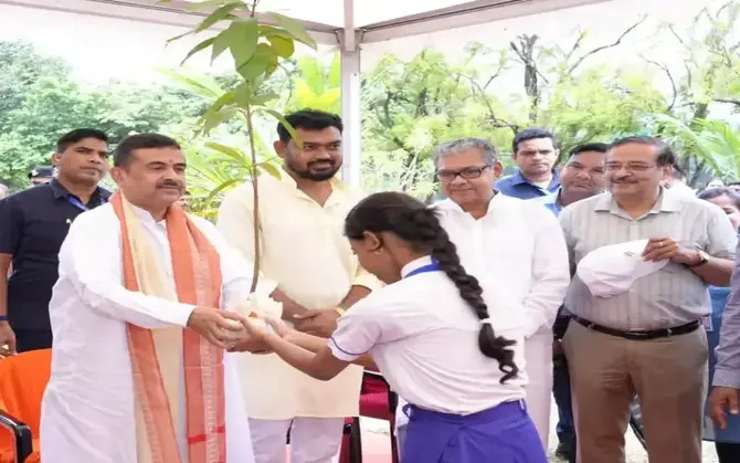 ‘সবুজ বাংলা’ গড়ার ডাক! বৃক্ষরোপণ করে ‘অরণ্য সপ্তাহ’-র সূচনা মুখ্যমন্ত্রীর