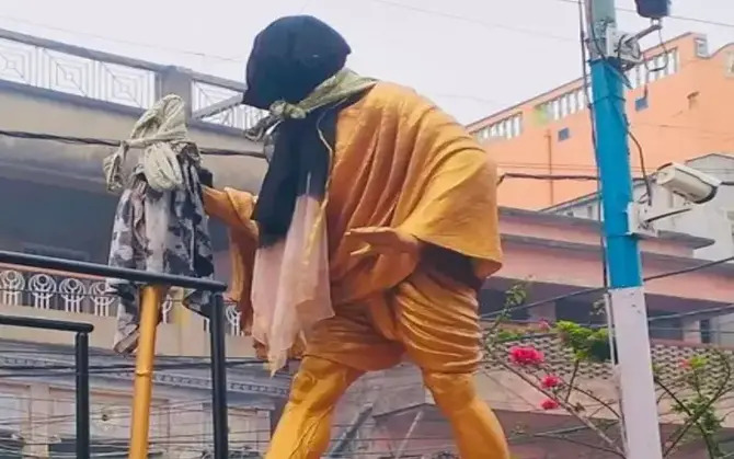 গান্ধীজির মুখ-হাত কালো কাপড়ে ঢাকা, প্রতিবাদে সরব কাটোয়া