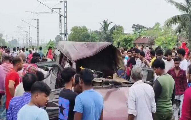 মুর্শিদাবাদে ভয়াবহ রেল দুর্ঘটনা! খোলা লেভেল ক্রসিংয়ে ট্রেনের ধাক্কায় মৃত ৩ স্কুল পড়ুয়া সহ ৪