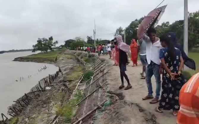কালিন্দীর বাঁধে ধস, আতঙ্ক হিঙ্গলগঞ্জের গ্রামে