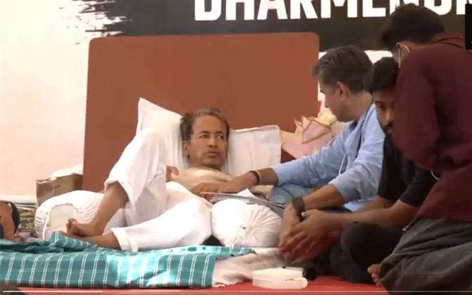 অনশন ভাঙলে ‘ভুল বার্তা’ যাবে, অনড় সোনম ওয়াংচুক। ২০ জুলাই ‘সংসদ চলো’-তে যোগ দেওয়ার আহ্বান