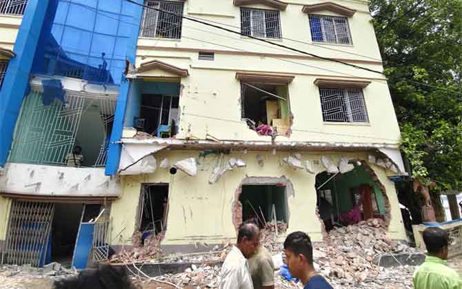 আদালতের নির্দেশে টাকি পর্যটন কেন্দ্রে বেআইনি হোটেল ভাঙার কাজ শুরু