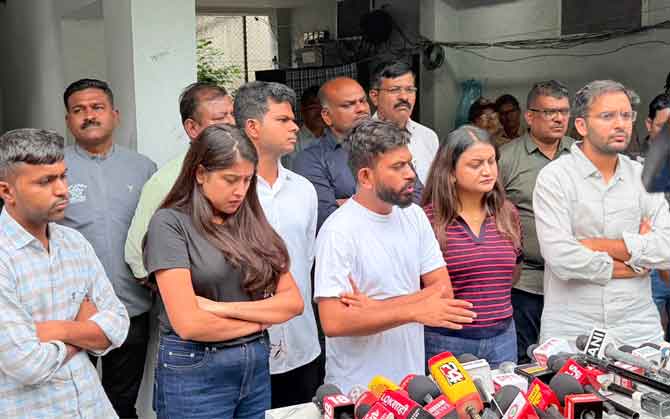 ‘কিয়া বোলতি পাবলিক’, প্রশ্নফাঁসের পর এবার বেকারত্ব, শিক্ষার খরচে নজর। দেশজুড়ে নতুন অভিযানে ‘ককরোচ জনতা পার্টি’