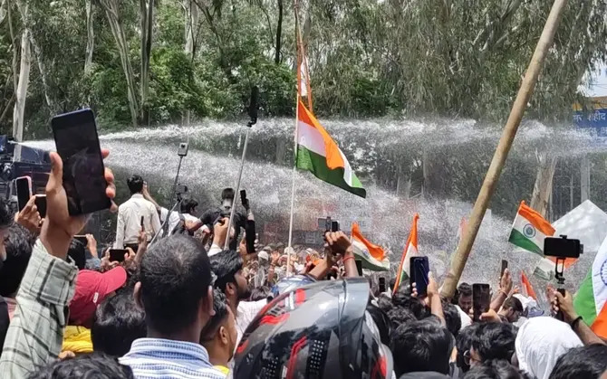 বিধানসভা অভিযানে ব্যারিকেড ভাঙতেই লাঠি, জলকামান! ছাত্র বিক্ষোভে উত্তাল রাঁচী