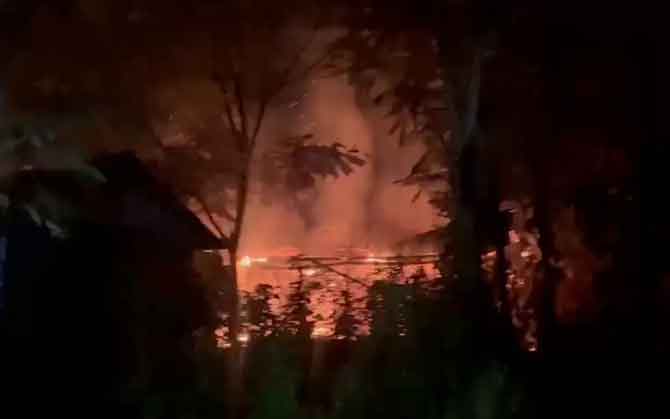 মণিপুরে ফের হিংসা, নাগা গ্রামে হামলা, আগুনে পুড়ল বাড়ি ও গির্জা
