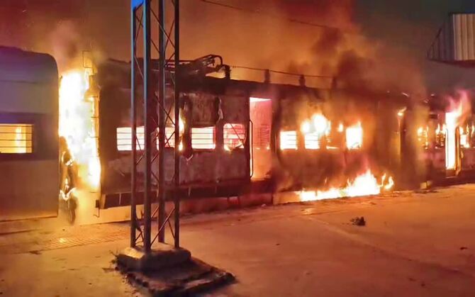 প্যাসেঞ্জার ট্রেনের ইঞ্জিনে আগুন, পুড়ে ছাই ৩ বগি, বরাত জোরে রক্ষা পেলেন যাত্রীরা
