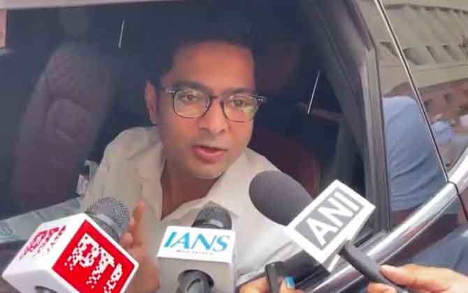 দলত্যাগী সাংসদদের পদ খারিজ কবে ? স্পিকারের কাছে অভিষেকদের প্রশ্ন, পিছনের সারিতে আসন নিয়েও সরব তৃণমূল
