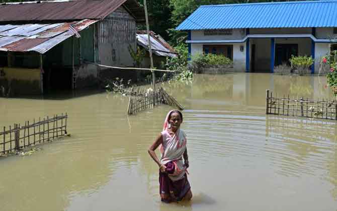 বর্ষার দাপটে বিপর্যস্ত পাহাড় থেকে সমতল, বন্যা-ধসে বিপন্ন উত্তর-পূর্ব: বাড়ছে মৃতের সংখ্যা, ছিন্ন যোগাযোগ