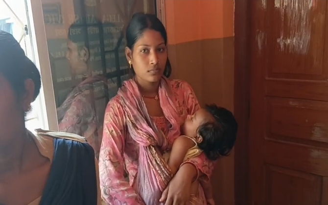 চলন্ত ট্রেন থেকে উধাও ৬ মাসের শিশুকন্যা, পরে রেললাইনের মাঝে উদ্ধার! যাত্রী নিরাপত্তা ঘিরে উঠছে প্রশ্ন