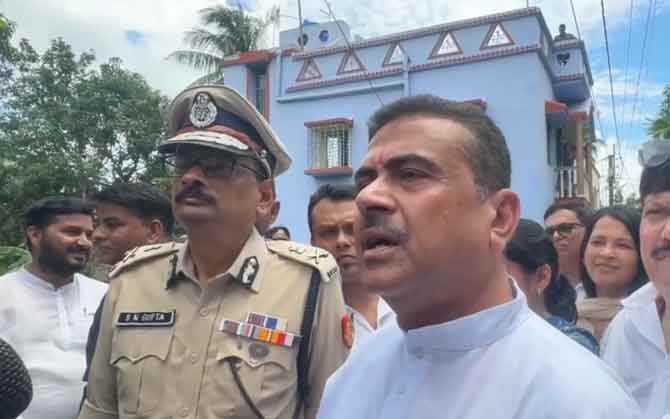 হালিশহরে মুখ্যমন্ত্রী শুভেন্দু, দেখা করলেন নিহত তৃণমূলকর্মীর পরিবারের সঙ্গে । স্থানীয় থানার আইসিকে ক্লোজ, সাসপেন্ড আইওকে