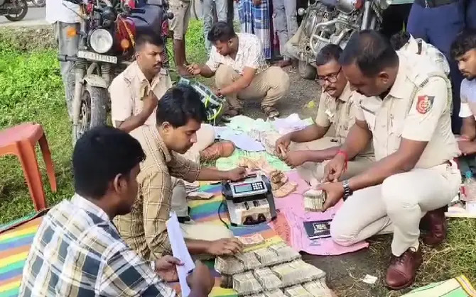 মালদহে পুলিশের জালে দুই বাইক আরোহী, ব্যাগ থেকে উদ্ধার বিপুল টাকা ও মাদক