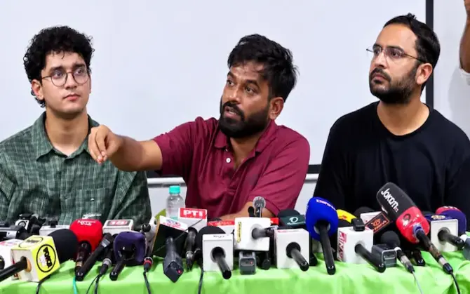 ৪৮ ঘণ্টার মধ্যে জ্ঞানেশ কুমারের পদত্যাগ, নইলে দেশজুড়ে আন্দোলনের হুঁশিয়ারি ‘ককরোচ জনতা পার্টি’র