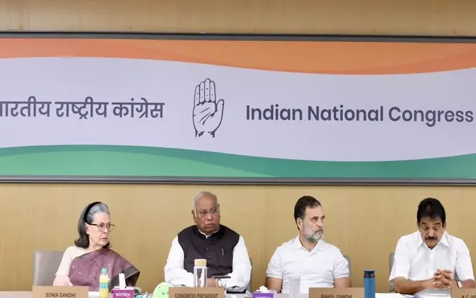 প্রধান নির্বাচন কমিশনার ‘বিজেপির পুতুল’ বলে কটাক্ষ খাড়্গের,  পদ থেকে বরখাস্ত সহ পাঁচ দফা দাবি কংগ্রেসের