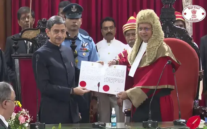 কলকাতা হাই কোর্টের নতুন প্রধান বিচারপতি রবীন্দ্র ভিঠালরাও ঘুগে, শপথগ্রহণ অনুষ্ঠানে হাজির রাজ্যপাল-মুখ্যমন্ত্রী