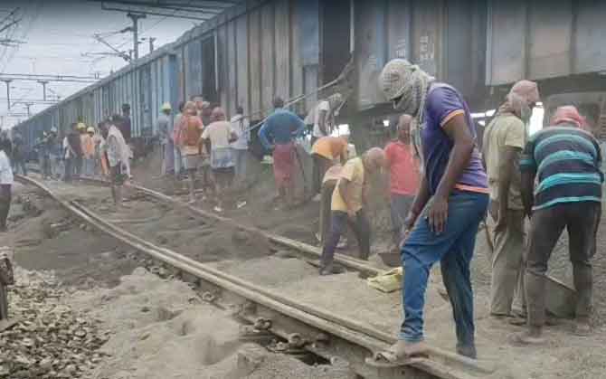 অতিবৃষ্টিতে ফরাক্কার কাছে রেললাইনে ধস, থমকে উত্তরবঙ্গগামী একাধিক ট্রেন
