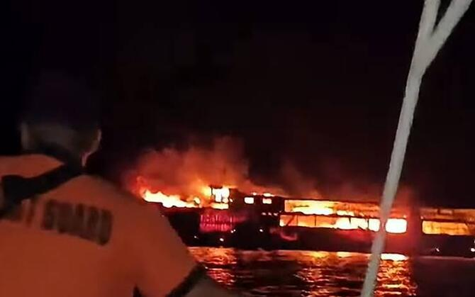 ফিলিপিন্সে মাঝ সমুদ্রে যাত্রীবাহী ফেরিতে ভয়াবহ অগ্নিকাণ্ড ! নিহত ৫, নিখোঁজ ৮৭