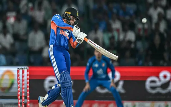 রোহিতের দ্রুততম সেঞ্চুরির রেকর্ড ভেঙে অভিষেকের নতুন নজির