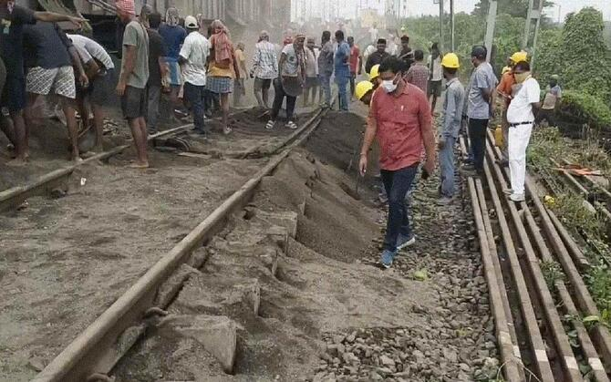 ভারী বৃষ্টিতে ফরাক্কায় রেললাইনে ধস ! বাতিল বন্দে ভারত-সহ একাধিক উত্তরবঙ্গগামী ট্রেন, দুর্ভোগে যাত্রীরা