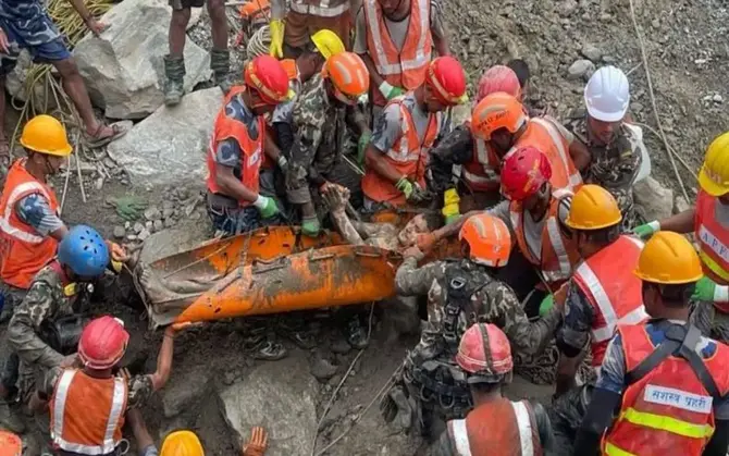 ৯ দিন পর সুড়ঙ্গ থেকে জীবিত উদ্ধার ২ শ্রমিক, ত্রিশূলীতে আরও প্রাণের আশা উদ্ধারকারীদের