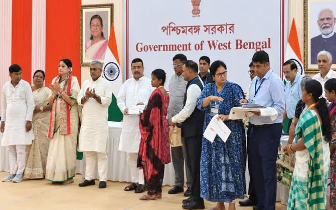 গত জমানার ওয়েটিং লিস্ট’ বাতিল, নতুন করে আবেদন, বার্ধক্য-বিধবা-দিব্যাঙ্গ ভাতা বেড়ে ১৫০০ টাকা