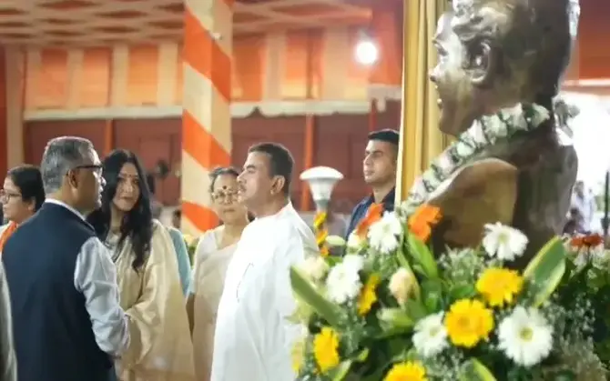 জন্মশতবর্ষে মহানায়ক উত্তম কুমার, শ্রদ্ধা জ্ঞাপন প্রধানমন্ত্রী ও মুখ্যমন্ত্রীর