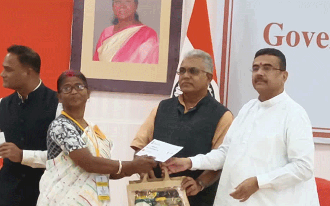 পুজোর পরেই বাংলার ৩০ লক্ষ গ্রামীণ পরিবারকে ৬০ হাজার টাকা ! আবাস যোজনার তালিকা চূড়ান্ত করতে তিন দফা যাচাই
