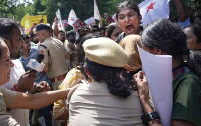 বিক্ষোভে মুখর দিল্লি-মুম্বাই ! রাজধানীতে আটক প্রথম সারির বাম নেতৃত্ব সহ হাজারের বেশি বিক্ষোভকারী, সিজেপির সভায় নাসিরুদ্দিন